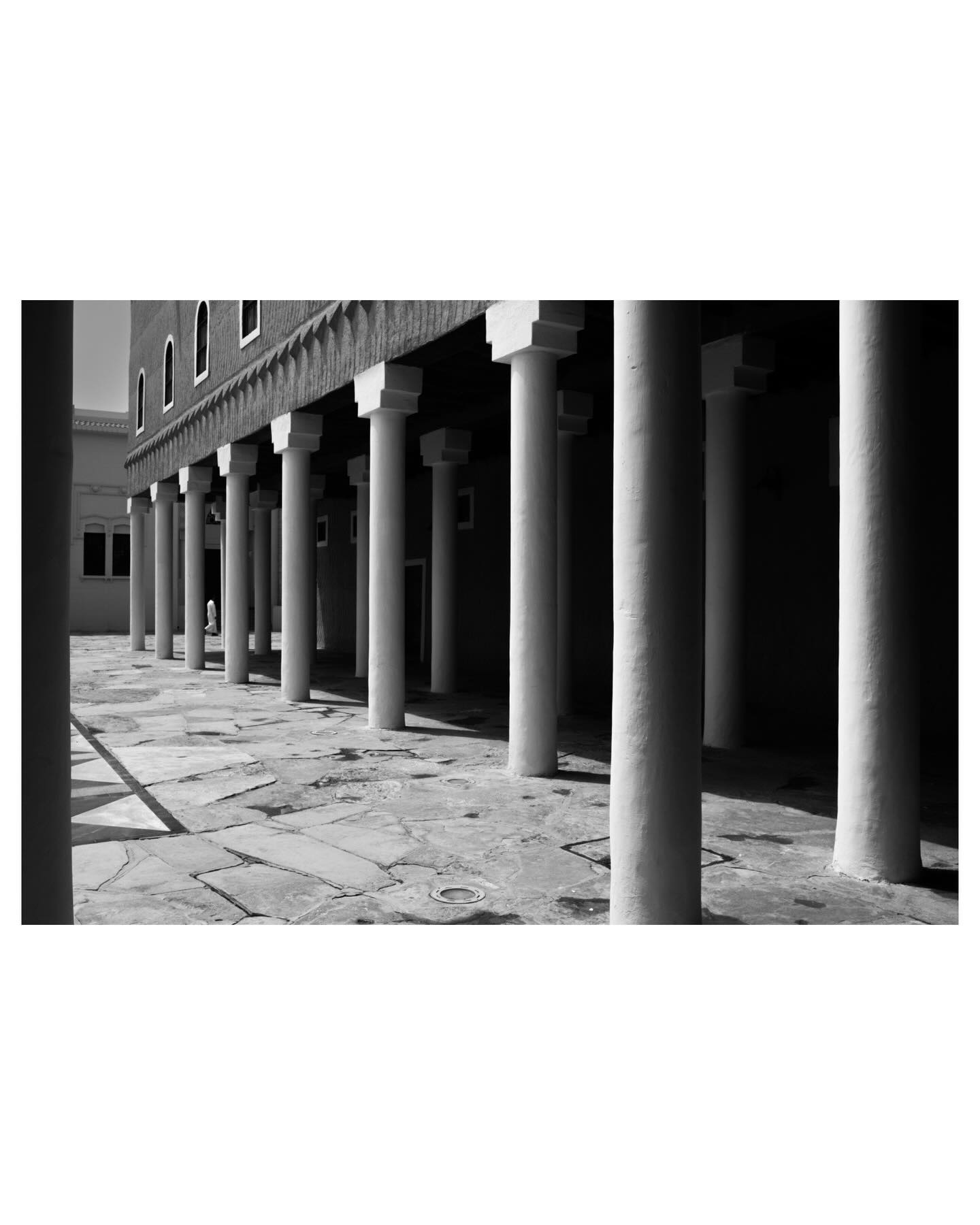 #gondays 
Repetition vertical column, repetition of our lives
#streetphotography #vertical